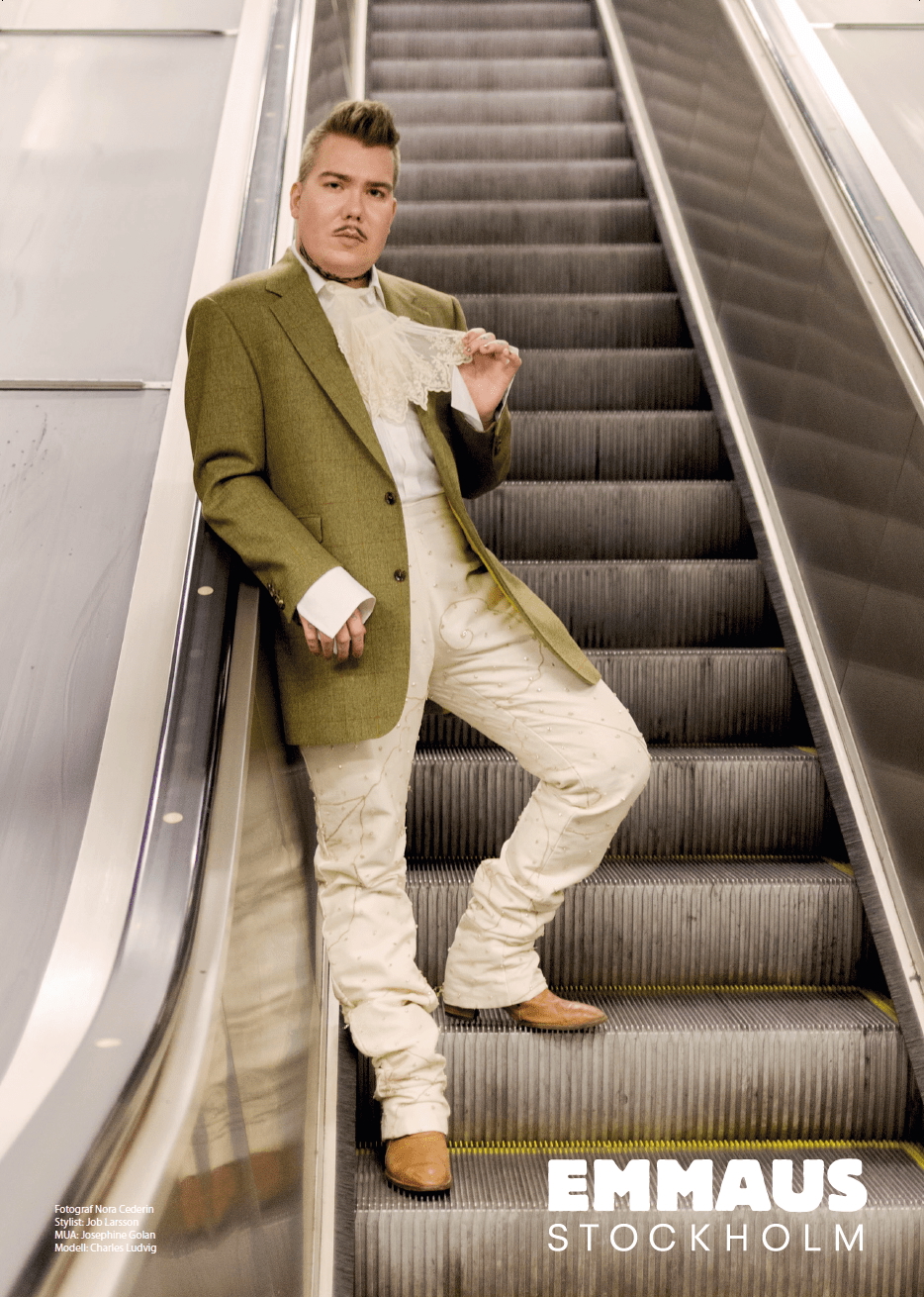 Retail poster for Artikel 2 showing a person standing in an escalator